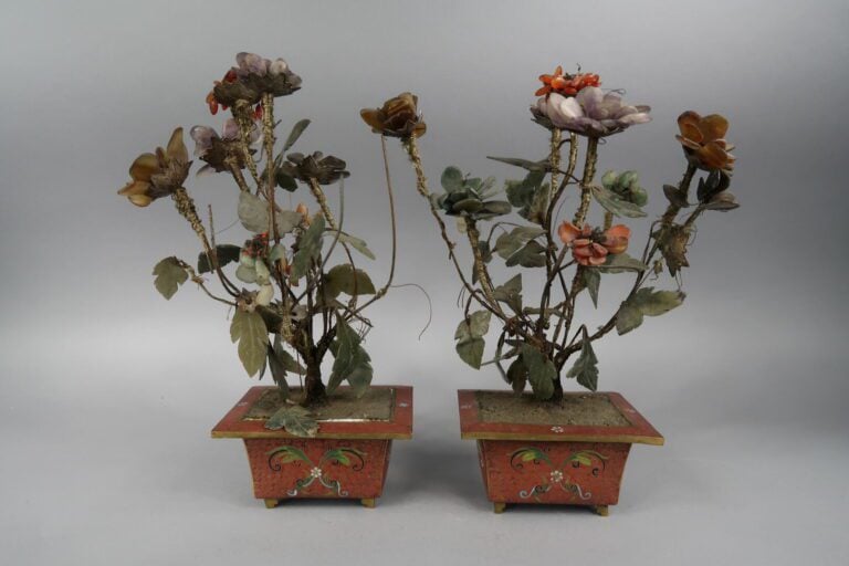 Chine, XXe siècle - Paire de bouquets de fleurs en pierre dures avec leurs socl…