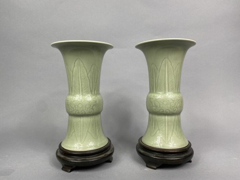 Chine, XXe siècle - Paire de vases en porcelaine céladon de forme Gu à décor de…
