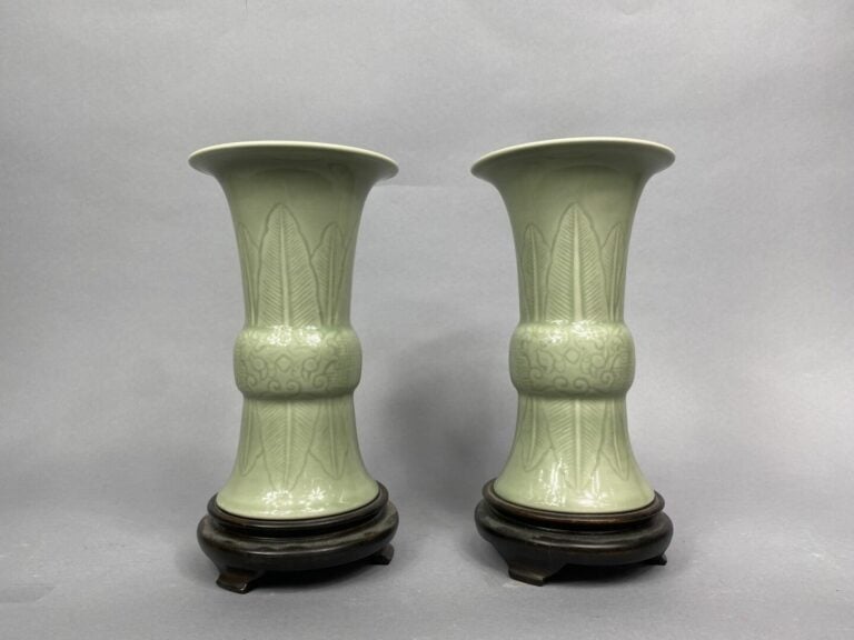 Chine, XXe siècle - Paire de vases en porcelaine céladon de forme Gu à décor de…
