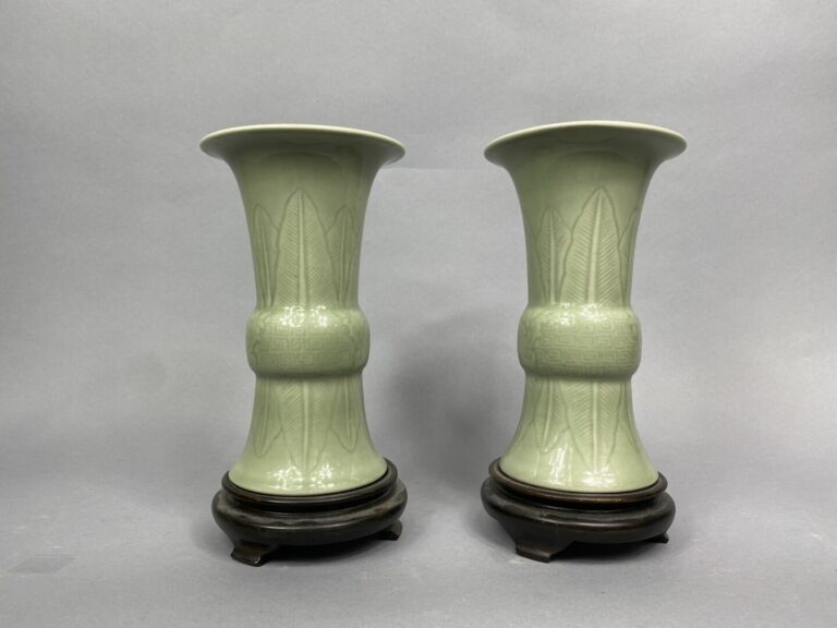Chine, XXe siècle - Paire de vases en porcelaine céladon de forme Gu à décor de…