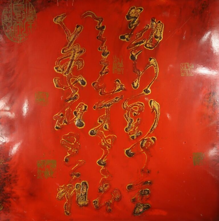 Chine, XXe siècle - Panneau laqué à décor de caligraphie sur fond rouge - 60 x…