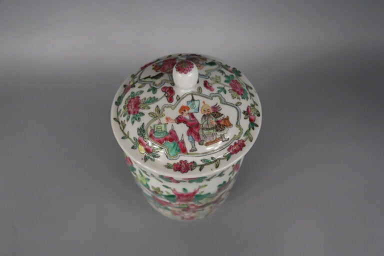 Chine, XXe siècle - Pot couvert en porcelaine dans le goût de la famille rose à…