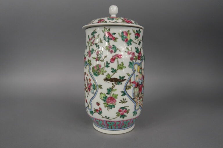 Chine, XXe siècle - Pot couvert en porcelaine dans le goût de la famille rose à…