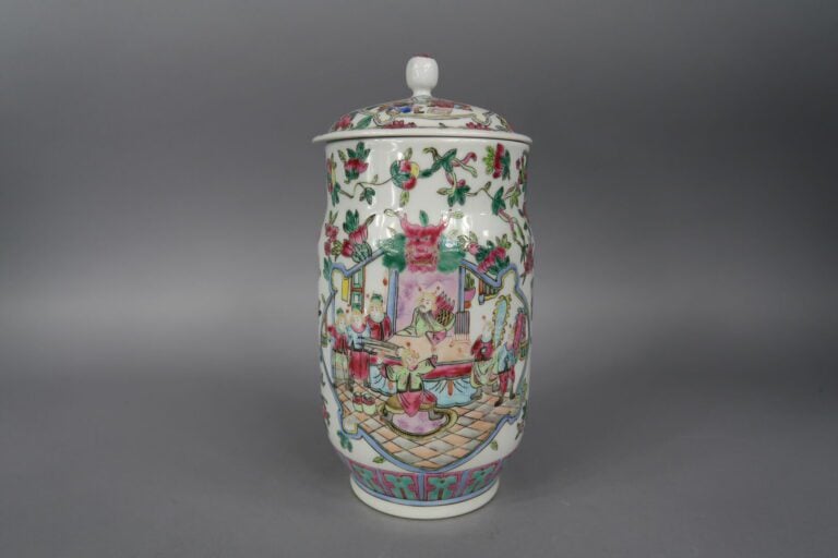 Chine, XXe siècle - Pot couvert en porcelaine dans le goût de la famille rose à…