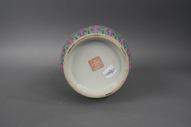 Chine, XXe siècle - Pot couvert en porcelaine dans le goût de la famille rose à…