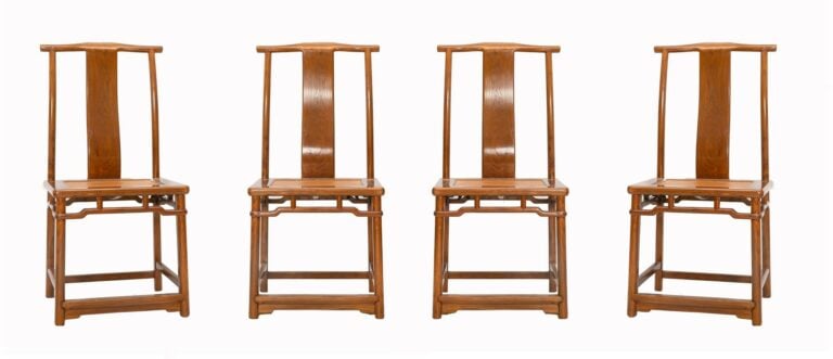 Chine, XXe siècle - Suite de quatre chaises en bois indigène ) dossier en forme…