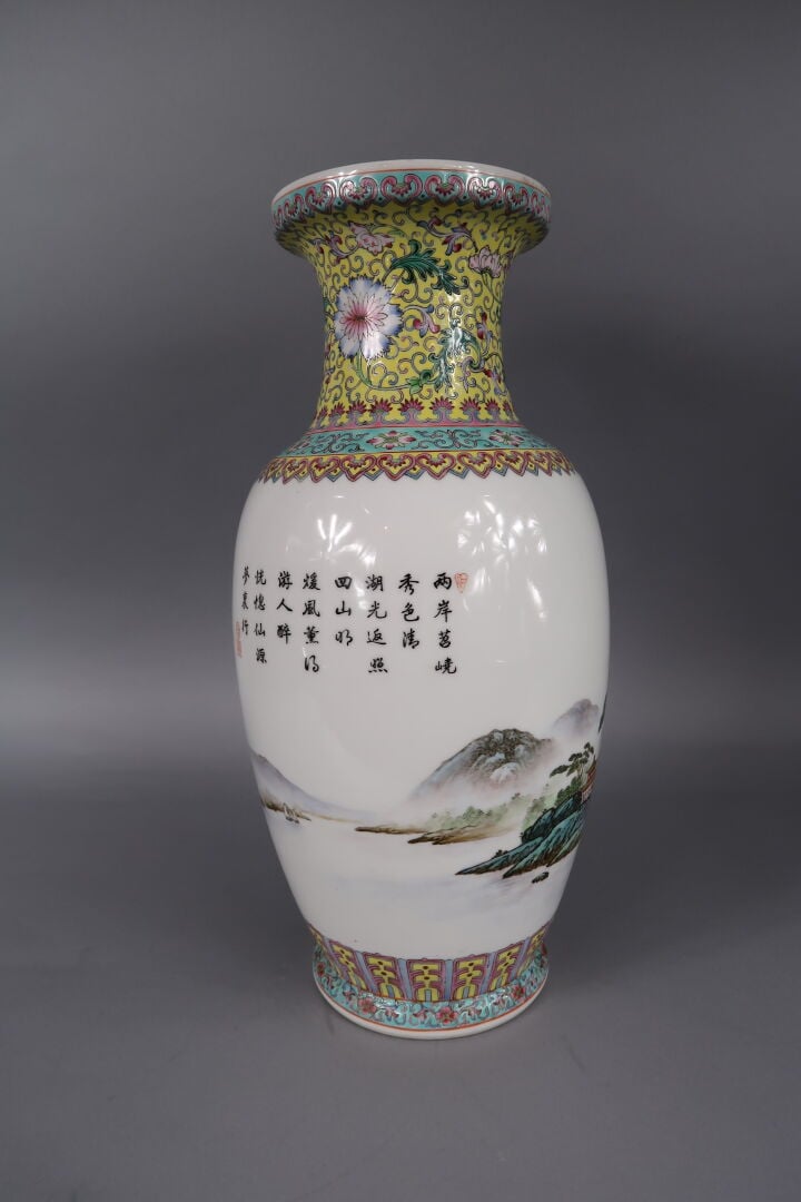 Chine, XXe siècle - Vase balustre en porcelaine émaillée polychrome à décor de…