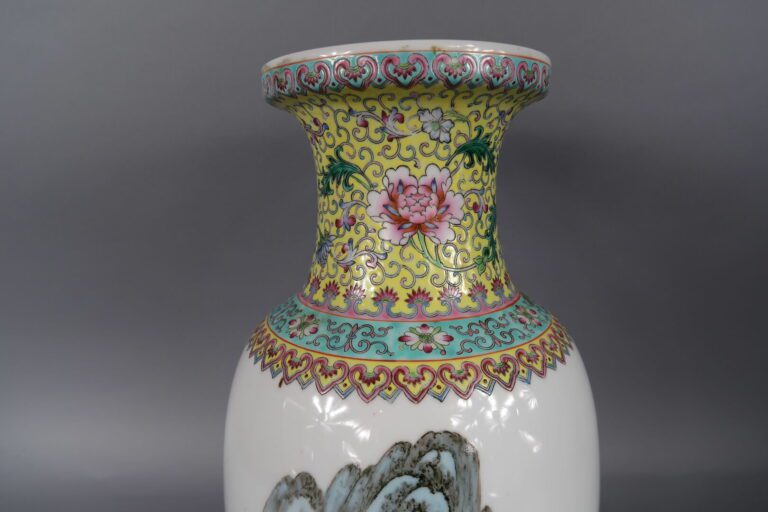 Chine, XXe siècle - Vase balustre en porcelaine émaillée polychrome à décor de…