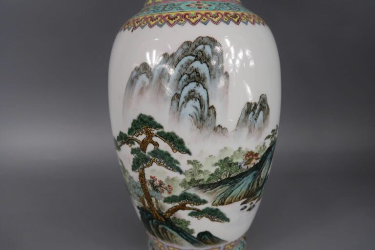 Chine, XXe siècle - Vase balustre en porcelaine émaillée polychrome à décor de…