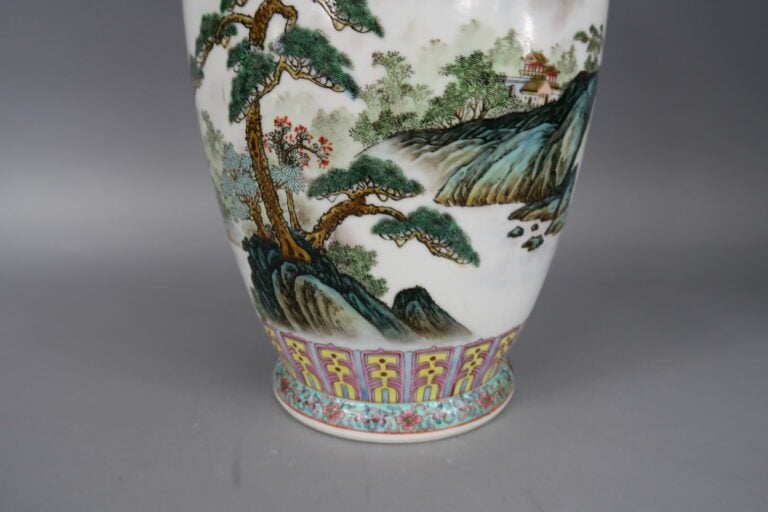 Chine, XXe siècle - Vase balustre en porcelaine émaillée polychrome à décor de…