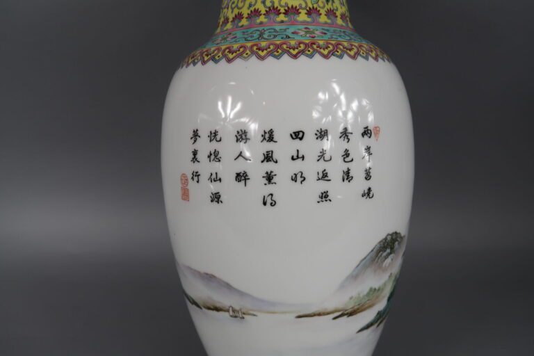 Chine, XXe siècle - Vase balustre en porcelaine émaillée polychrome à décor de…