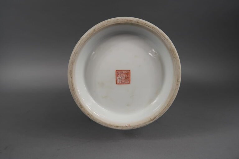 Chine, XXe siècle - Vase balustre en porcelaine émaillée polychrome à décor de…