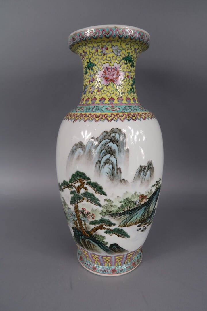 Chine, XXe siècle - Vase balustre en porcelaine émaillée polychrome à décor de…