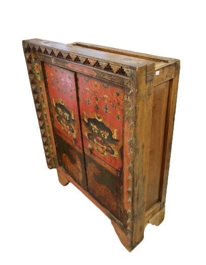 Chine, dans le goût - Cabinet à hauteur d'appui en bois laqué rouge ouvrant par…