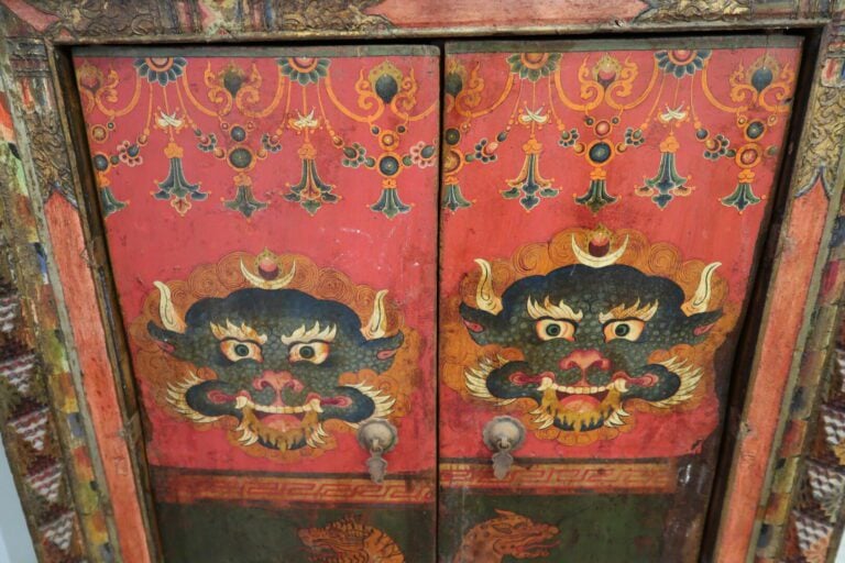 Chine, dans le goût - Cabinet à hauteur d'appui en bois laqué rouge ouvrant par…