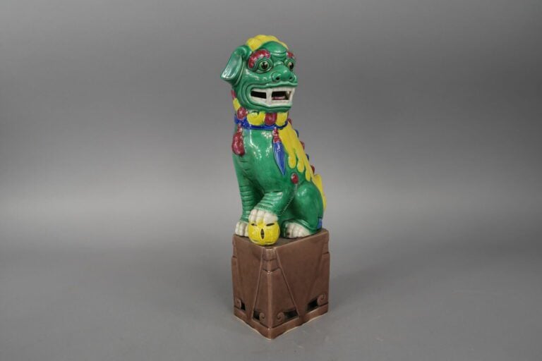 Chine (dans le goût), XXe siècle - Chien de Fô en porcelaine émaillée dans les…