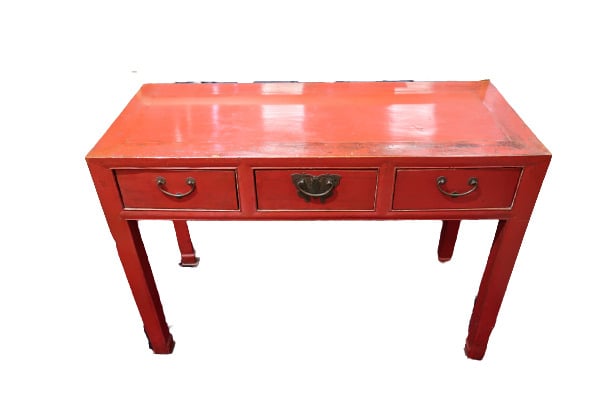 Chine, dans le goût, XXe siècle - Console rectangulaire en bois laqué rouge rep…