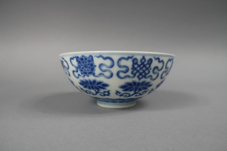 Chine, début XXe siècle - Bol en porcelaine bleu blanc à décor de lotus et élém…