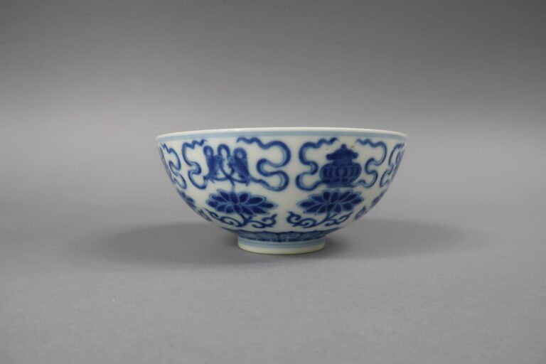 Chine, début XXe siècle - Bol en porcelaine bleu blanc à décor de lotus et élém…