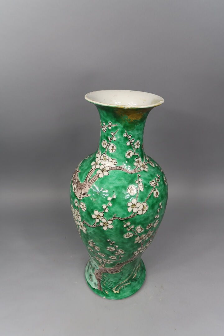 Chine, début du XXe siècle - Grand vase balustre en céramique émaillée à décor…