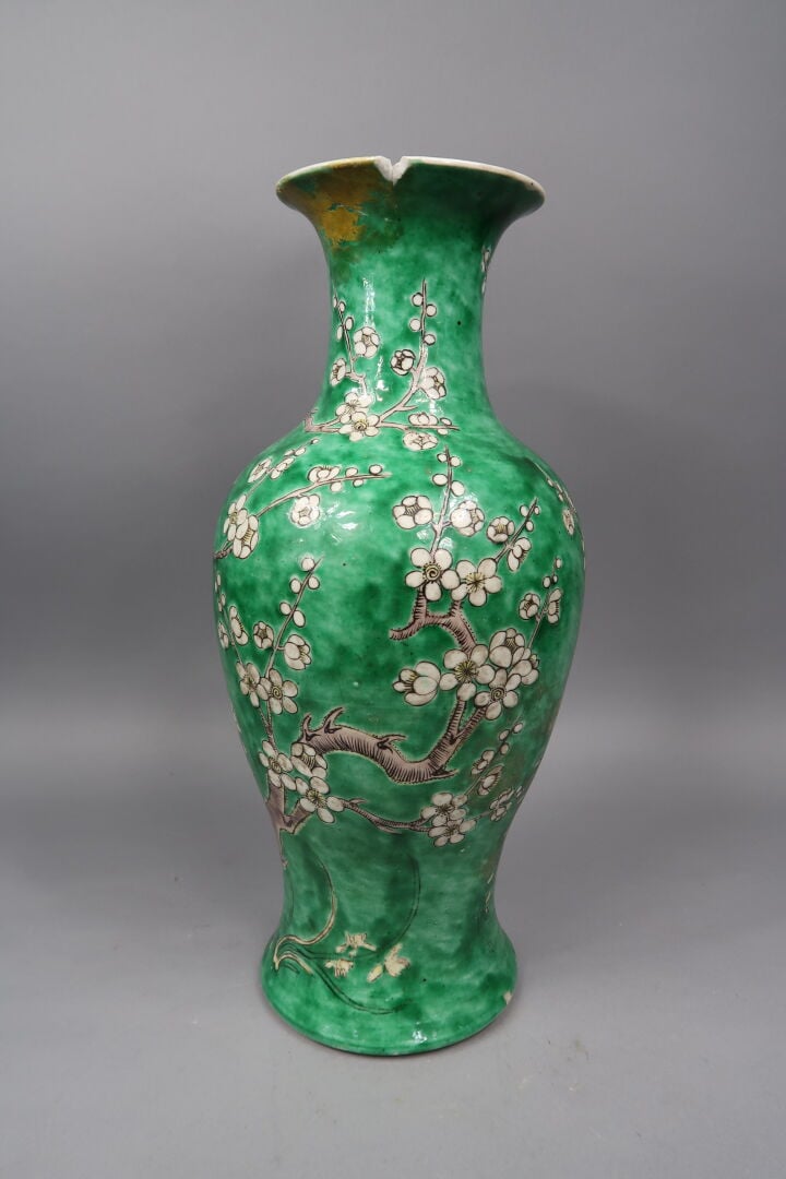 Chine, début du XXe siècle - Grand vase balustre en céramique émaillée à décor…
