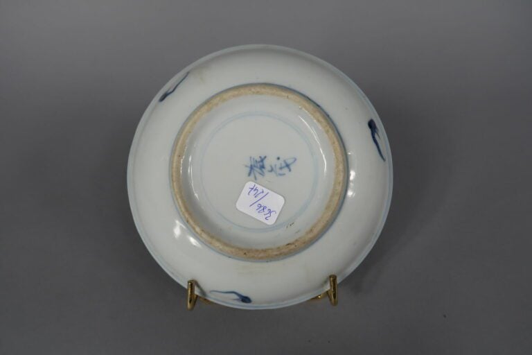 Chine du Sud, Vietnam - Coupelle en porcelaine émaillée bleu blanc à décor d'ar…