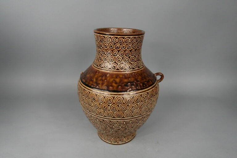 Chine du Sud / Vietnam - Vase balustre en grès émaillé dans les tons marrons à…