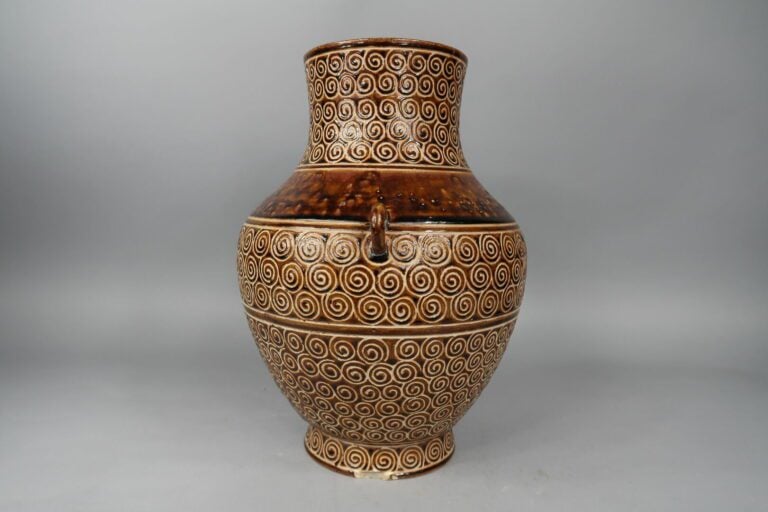 Chine du Sud / Vietnam - Vase balustre en grès émaillé dans les tons marrons à…
