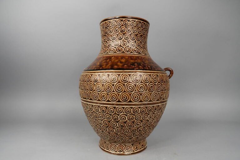 Chine du Sud / Vietnam - Vase balustre en grès émaillé dans les tons marrons à…
