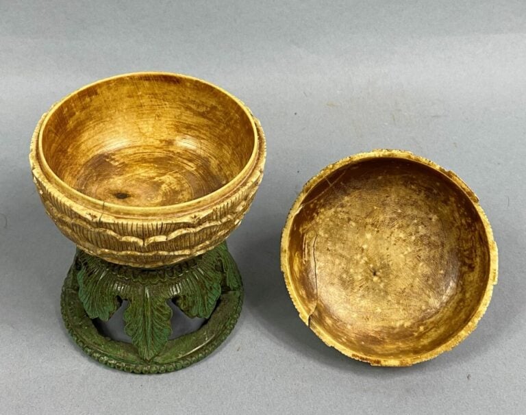 Chine du Sud ou Vietnam - Boite à onguents couverte en bois polychrome formant…