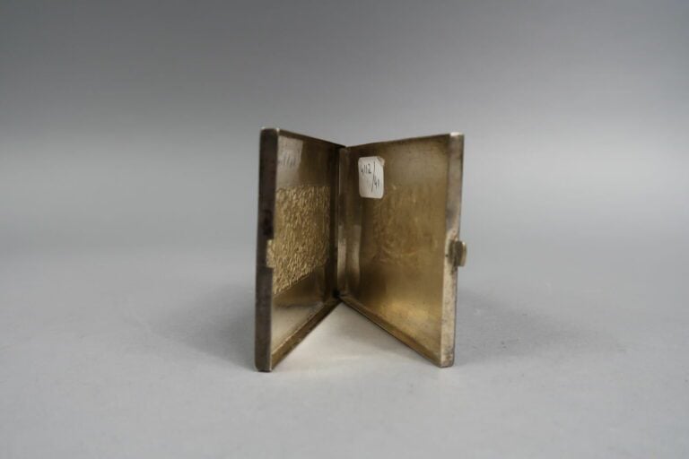 Chine du sud / Vietnam - Boite en argent (min. 800) à décor ciselé de rinceaux…