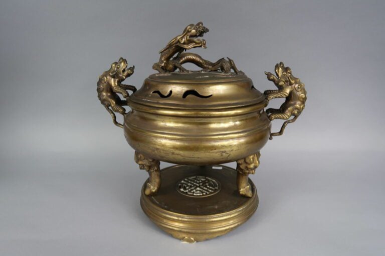 Chine du sud / Vietnam - Brûle-parfum en bronze doré sommé d'un dragon, les ans…
