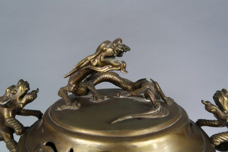 Chine du sud / Vietnam - Brûle-parfum en bronze doré sommé d'un dragon, les ans…