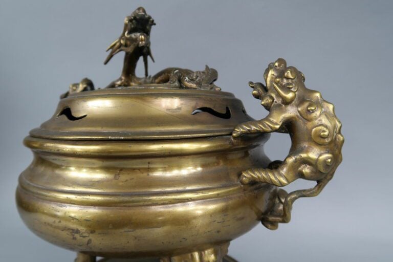 Chine du sud / Vietnam - Brûle-parfum en bronze doré sommé d'un dragon, les ans…