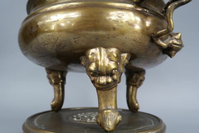 Chine du sud / Vietnam - Brûle-parfum en bronze doré sommé d'un dragon, les ans…