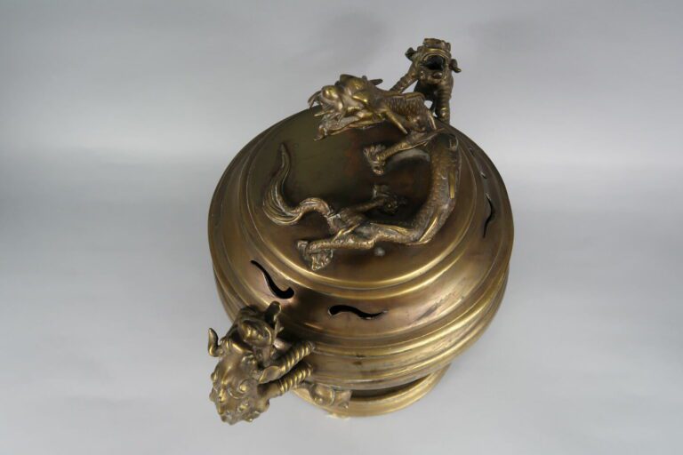 Chine du sud / Vietnam - Brûle-parfum en bronze doré sommé d'un dragon, les ans…