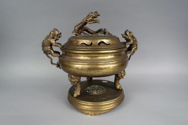 Chine du sud / Vietnam - Brûle-parfum en bronze doré sommé d'un dragon, les ans…