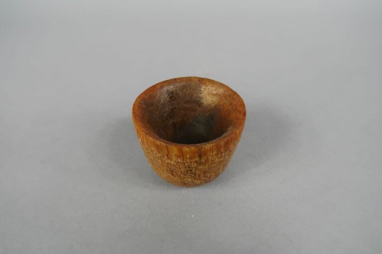 Chine du sud, XXe - Petite coupe à thé débitée dans un bois de palmier - H : 4.…