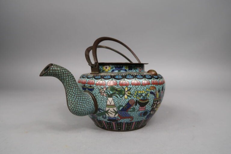 Chine, fin XIXe début XXe siècle - Théière en émaux cloisonnés à décor des "Cen…