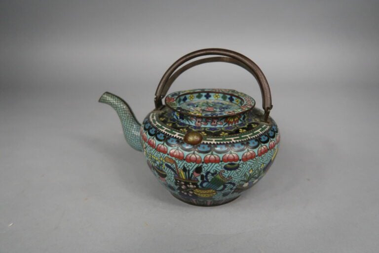 Chine, fin XIXe début XXe siècle - Théière en émaux cloisonnés à décor des "Cen…