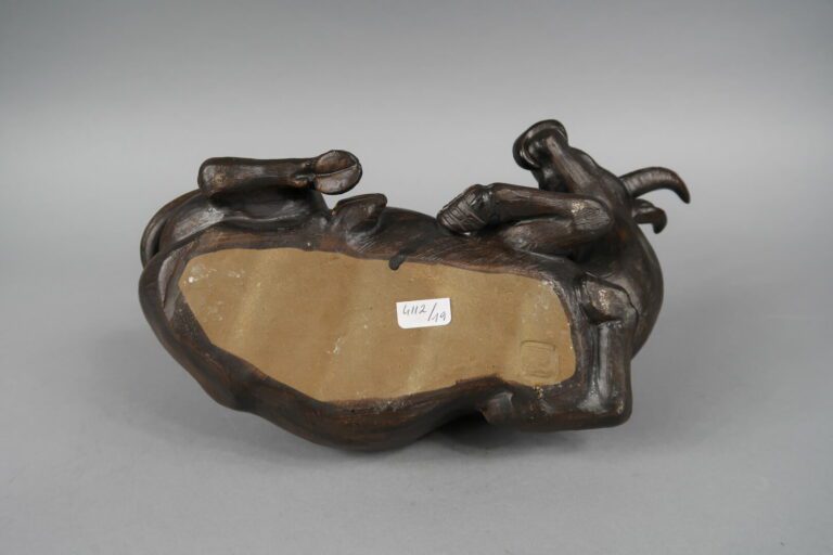 Chine, vers 1900 - Buffle d'eau couché en terre cuite émaillée - Marque au dess…