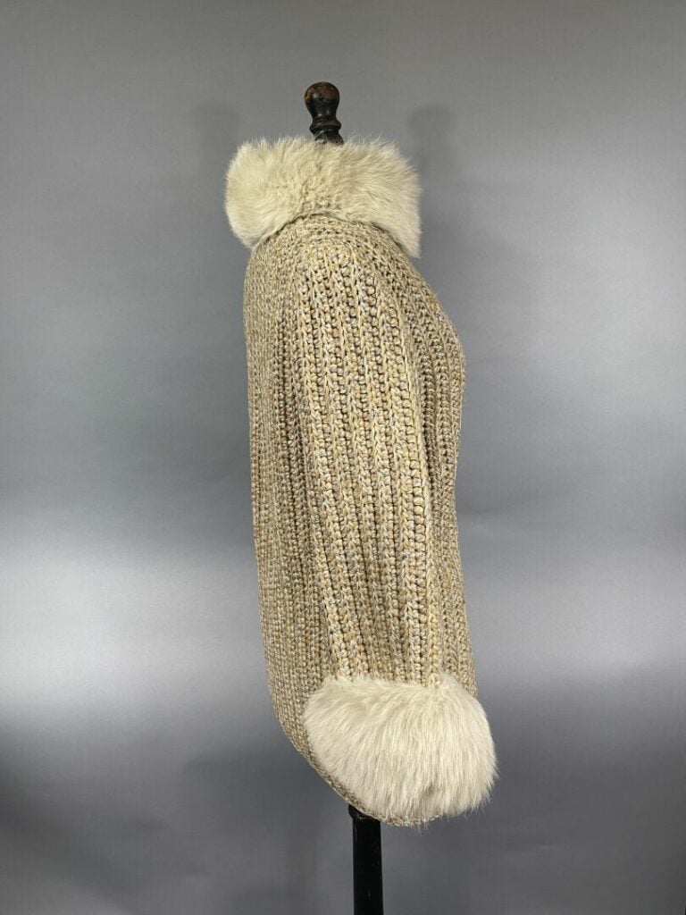 Christian DIOR Boutique fourrure - Gilet en maille lamée beige, col et poignets…