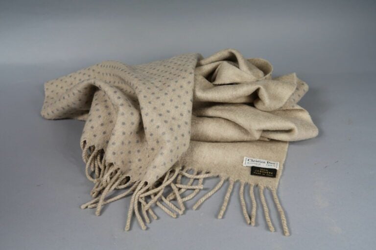 Christian DIOR - Echarpe en cachemire beige à motifs de pois bleu