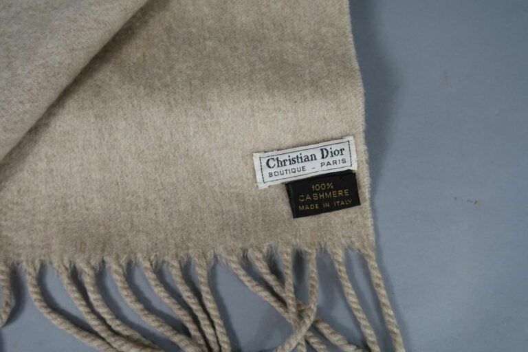 Christian DIOR - Echarpe en cachemire beige à motifs de pois bleu