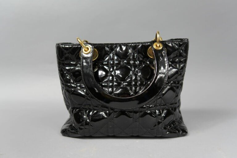 Christian DIOR, Lady Dior vers 1990/95 - Sac en cuir verni noir matelassé, acca…