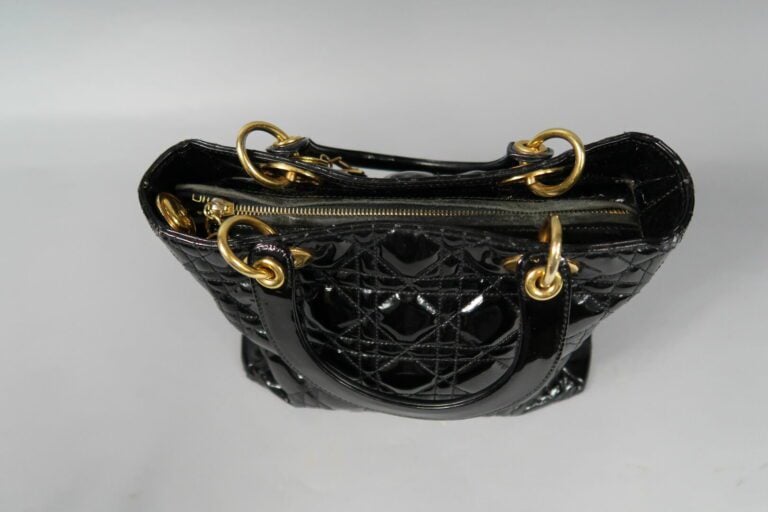 Christian DIOR, Lady Dior vers 1990/95 - Sac en cuir verni noir matelassé, acca…