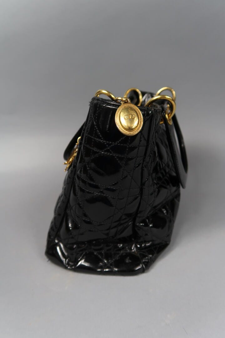 Christian DIOR, Lady Dior vers 1990/95 - Sac en cuir verni noir matelassé, acca…