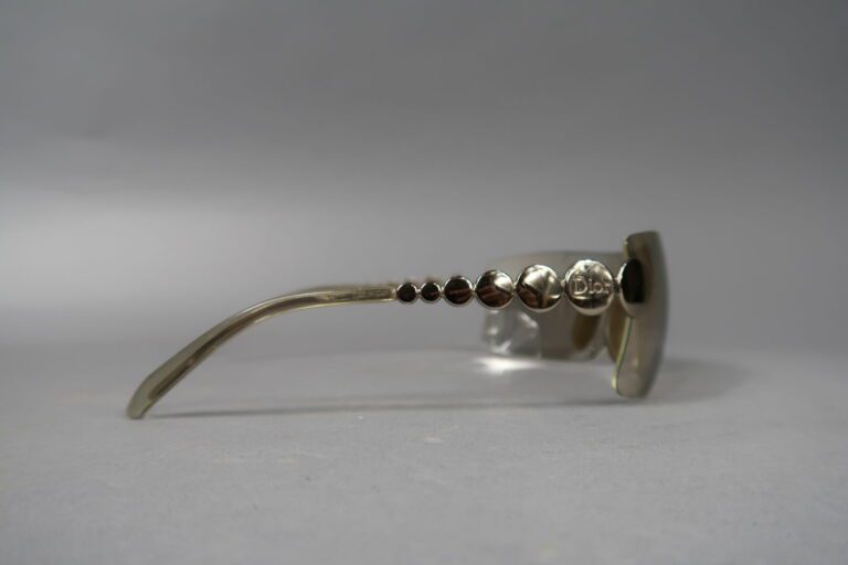 Christian DIOR - Paire de lunettes de soleil, monture en métal argenté à motifs…