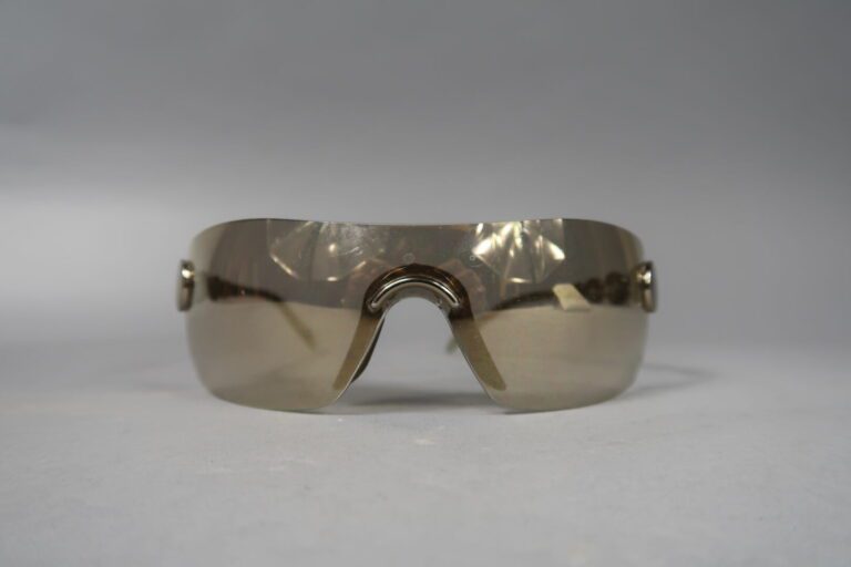 Christian DIOR - Paire de lunettes de soleil, monture en métal argenté à motifs…