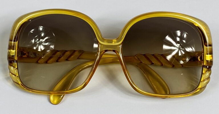 Christian DIOR - Paire de lunettes de soleil vintage, monture imitation écaille…